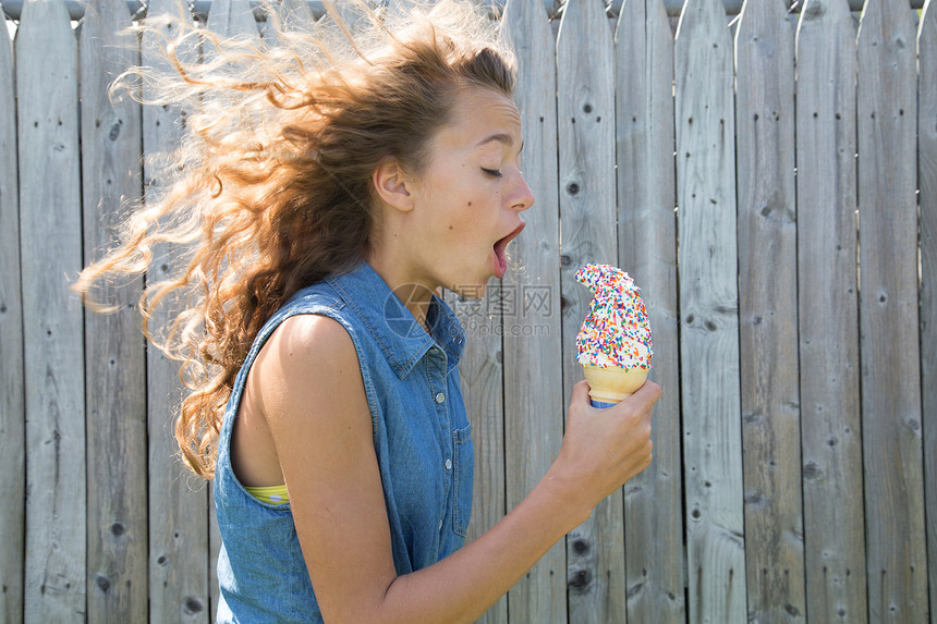 吃冰淇淋筒的少女图片