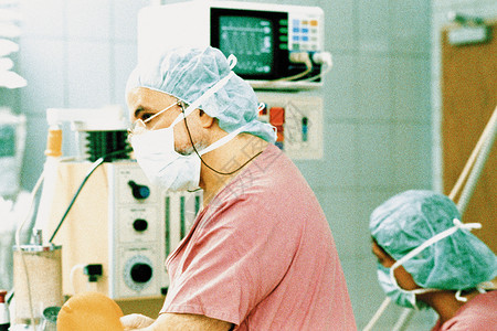 手术室里的外科医生疫情防控高清图片素材