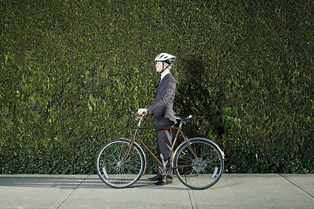 骑着自行车的人图片