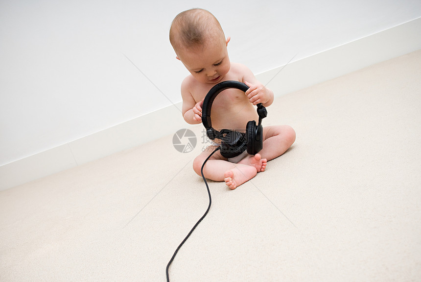 玩耳机的婴儿图片