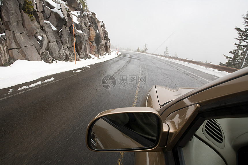 公路上的汽车图片