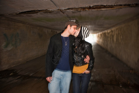 在隧道里接吻的情侣图片