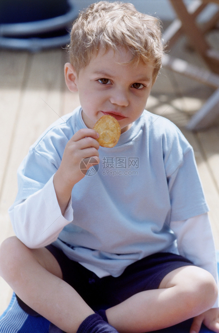 吃薯片的男孩图片