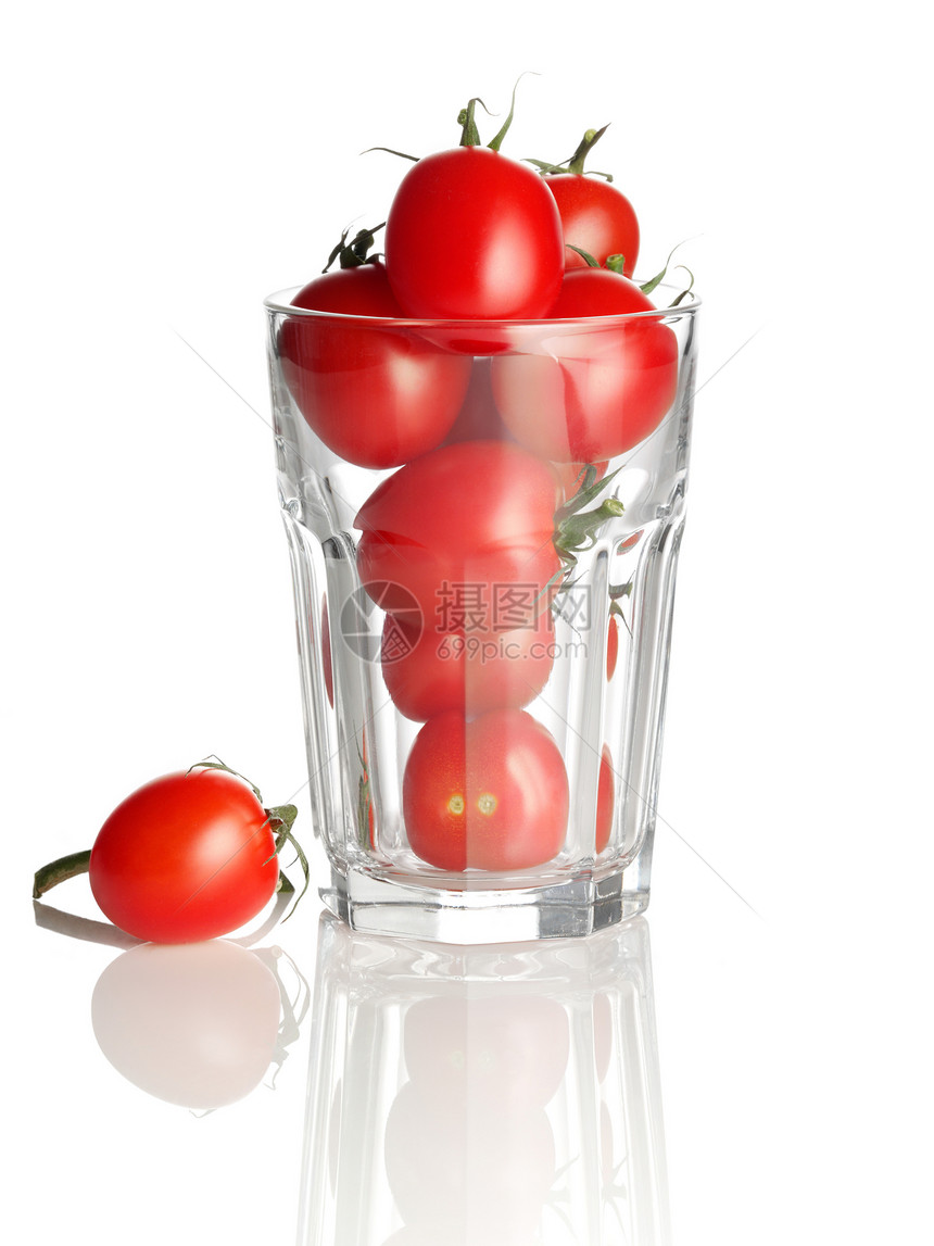 玻璃杯里的西红柿图片
