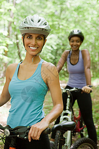 两个女自行车手图片