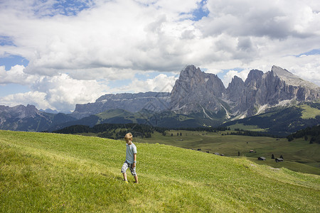 男孩上山，阿尔托阿利奇，南蒂罗尔，意大利图片