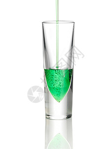 倒进玻璃杯的绿色饮料图片