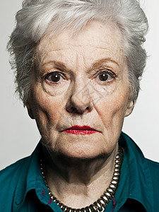 严肃的老年妇女肖像图片