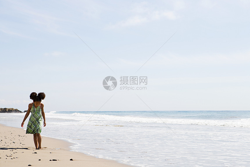 独自在海滩上散步的女孩图片