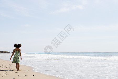 独自在海滩上散步的女孩图片