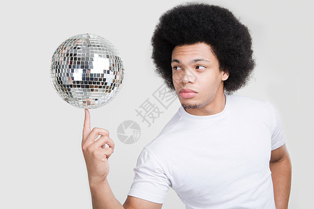 平衡迪斯科舞厅球的年轻人背景图片