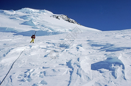 麦金利山彼得斯冰川的登山者背景