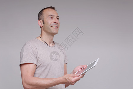 成熟男人手持数码平板电脑图片