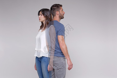 男人与透明的女人背靠背站着图片