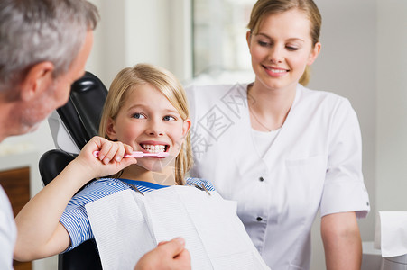 牙医办公室的女孩背景图片
