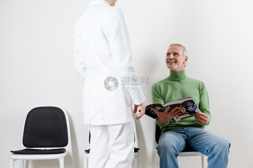 男人和牙医图片