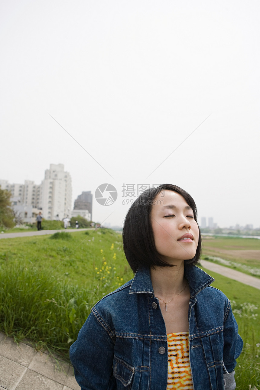 年轻女子在户外闭上眼睛图片