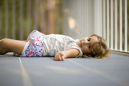 躺在地板上的女孩天真高清图片素材