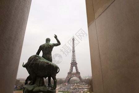 雕像和埃菲尔铁塔高清图片