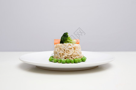 一盘糙米盘子里的糙米和蔬菜背景