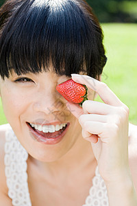 带草莓的年轻女子图片
