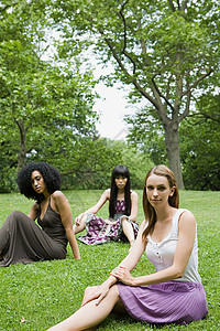 公园里的三个年轻女人外国人像高清图片素材