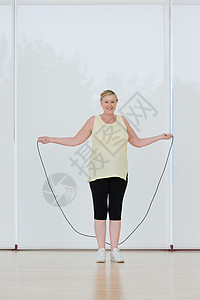 一个拿着跳绳的女人的肖像图片