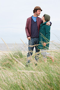 海边的年轻夫妇秋天高清图片素材