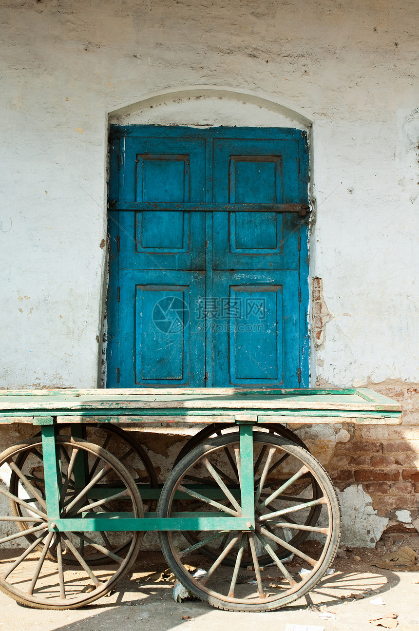 卡纳塔克迈索尔蓝色门前的木车图片