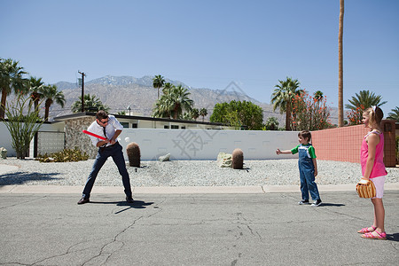 父亲和儿子女儿玩球高清图片