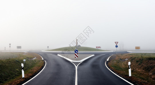 环形交叉路口和有雾中标志的道路图片