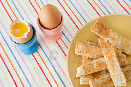 煮鸡蛋和吐司图片