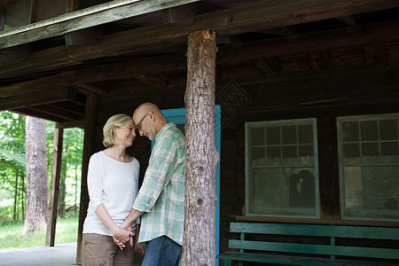 农家养老院的成年夫妇在户外高清图片素材