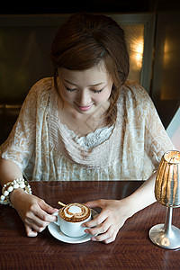 喝咖啡的年轻女人背景图片