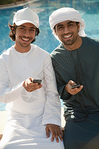 两个带手机的中东男人智能手机高清图片素材