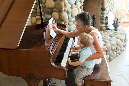 奶奶和孙子弹钢琴图片