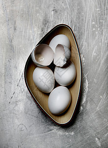 碗里的鸡蛋和蛋壳图片