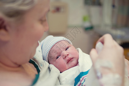母亲抱着新生女婴背景图片