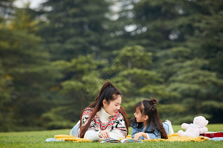 可爱母女户外郊游图片素材