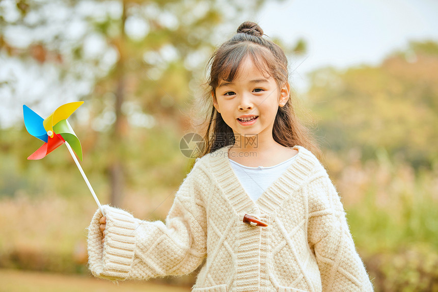 小女孩玩风车图片