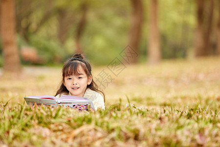 小女孩户外阅读晴天高清图片素材