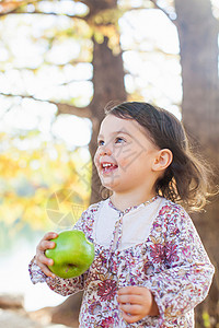 吃苹果的女孩背景图片