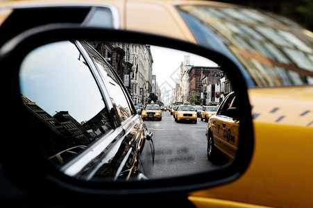 出租车侧后视镜中的美国纽约市高清图片