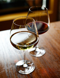 红葡萄酒和白葡萄酒图片