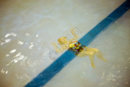 在游泳池里游泳的女人图片