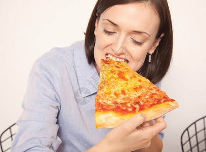 吃披萨的女性图片