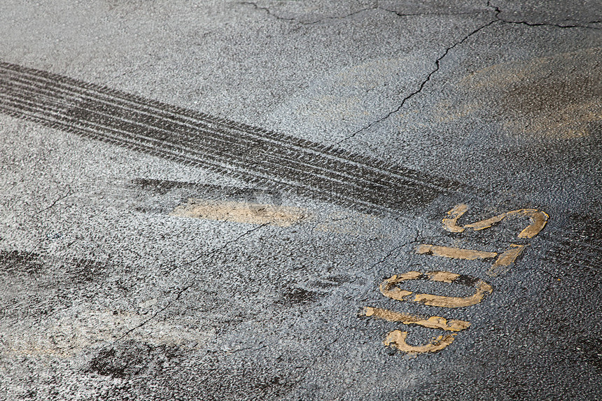 轮胎轨道和停车标志图片