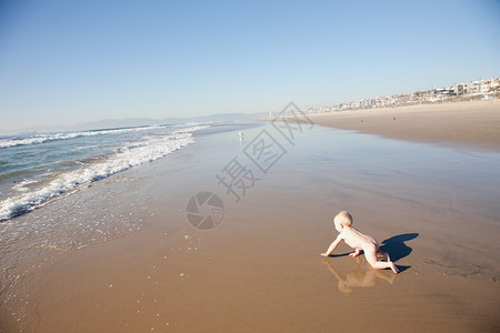 婴儿在海滩上爬行图片
