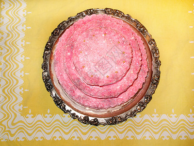 银色托盘上的粉色生日蛋糕图片