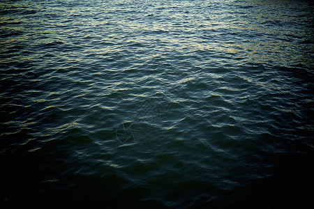 哈得逊河黑漆漆的波涛汹涌的河水的全帧照片图片